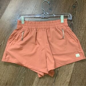 Vuori Womens athletic Dash shorts pockets S